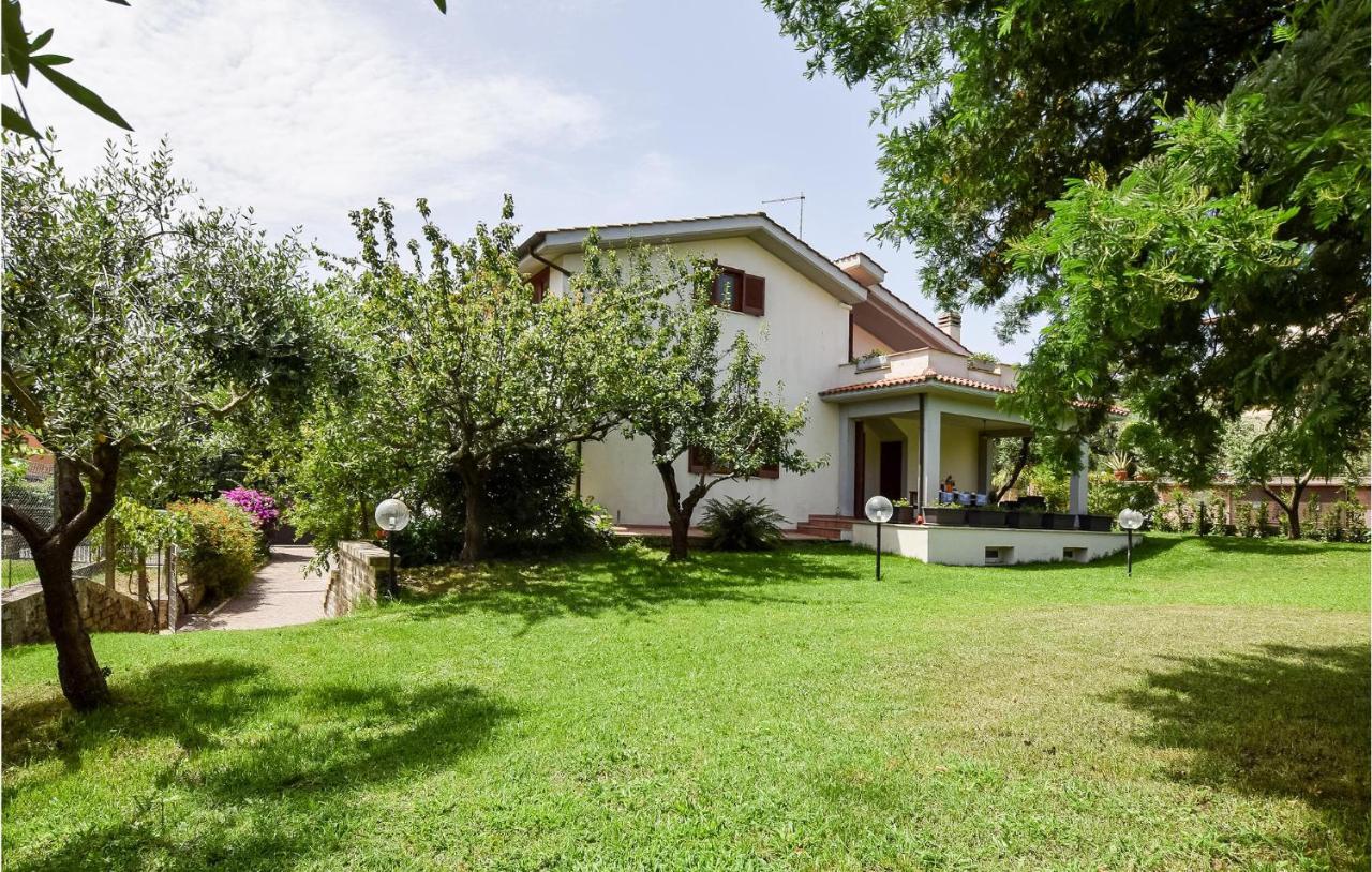 Cozy Home In Anguillara Sabazia With Kitchenette ภายนอก รูปภาพ
