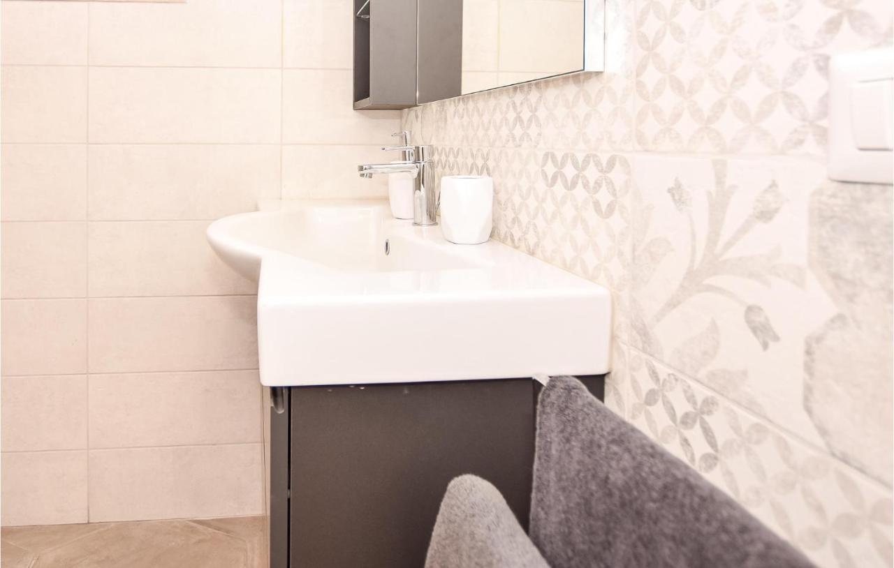 Cozy Home In Anguillara Sabazia With Kitchenette ภายนอก รูปภาพ